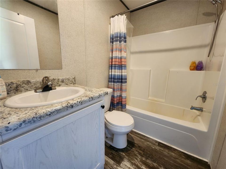 合同活跃: $138,000 (2 贝兹, 2 浴室, 918 平方英尺)