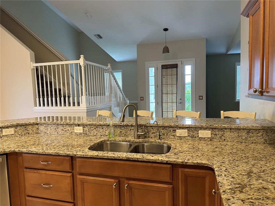 Active With Contract: $2,900 (3 beds, 2 baths, 2019 Square Feet)