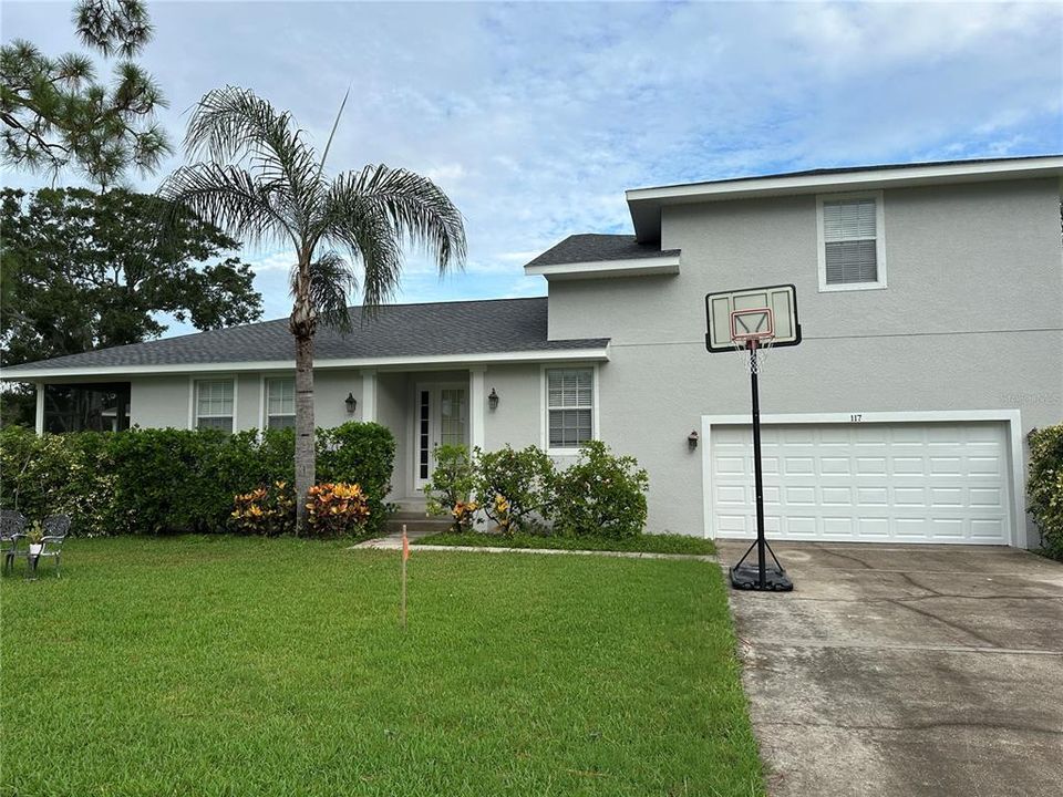 Active With Contract: $2,900 (3 beds, 2 baths, 2019 Square Feet)