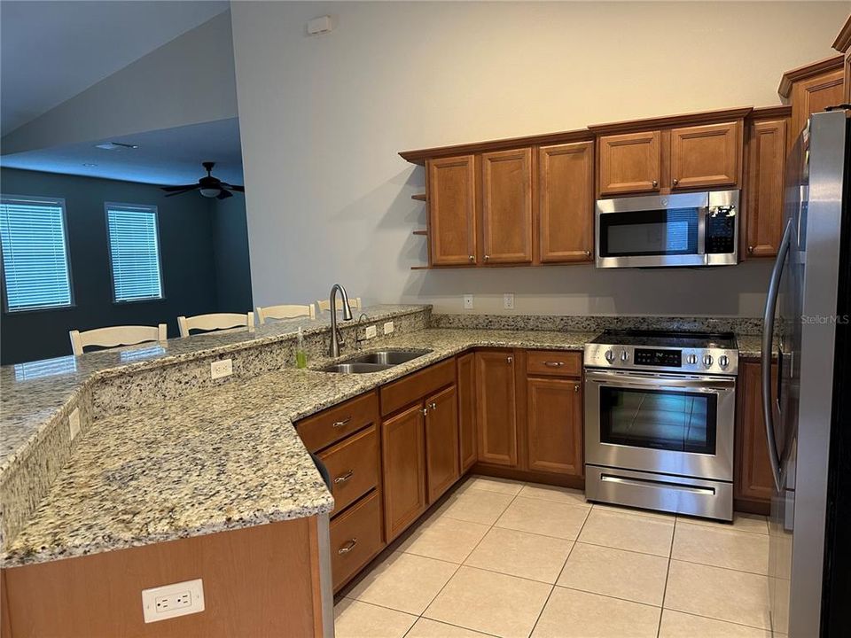 Active With Contract: $2,900 (3 beds, 2 baths, 2019 Square Feet)