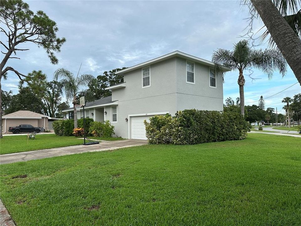 Active With Contract: $2,900 (3 beds, 2 baths, 2019 Square Feet)