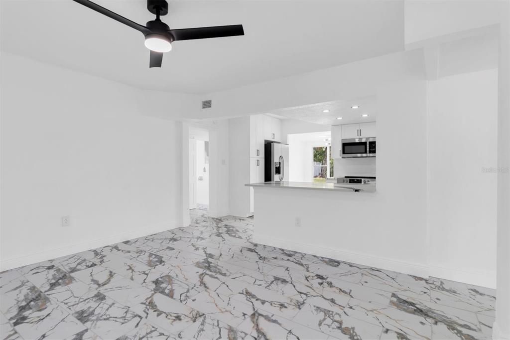 待售: $214,900 (2 贝兹, 1 浴室, 936 平方英尺)