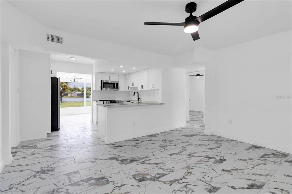 待售: $214,900 (2 贝兹, 1 浴室, 936 平方英尺)