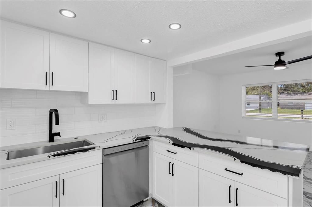 待售: $214,900 (2 贝兹, 1 浴室, 936 平方英尺)