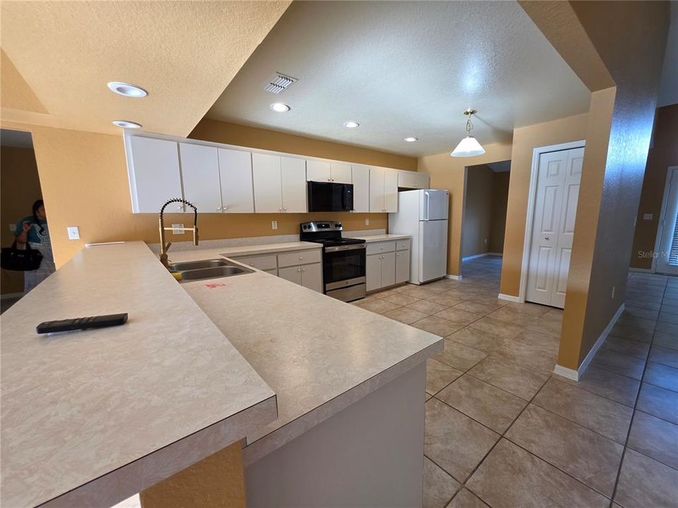 For Rent: $2,050 (3 beds, 2 baths, 2014 Square Feet)