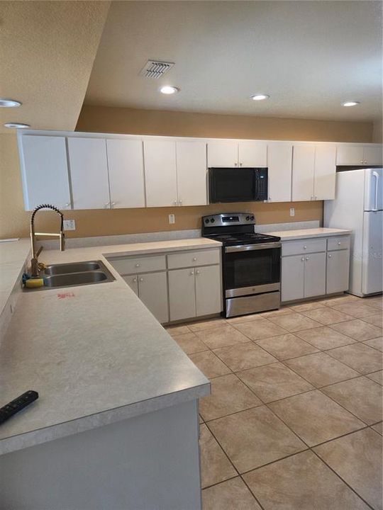 For Rent: $2,050 (3 beds, 2 baths, 2014 Square Feet)