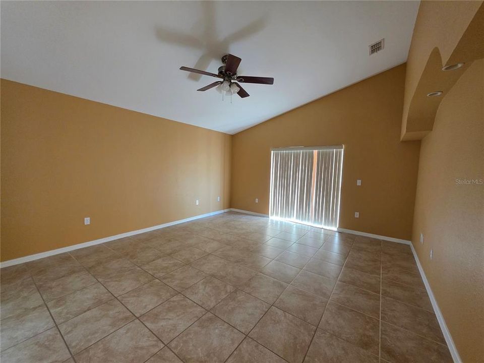 For Rent: $2,050 (3 beds, 2 baths, 2014 Square Feet)