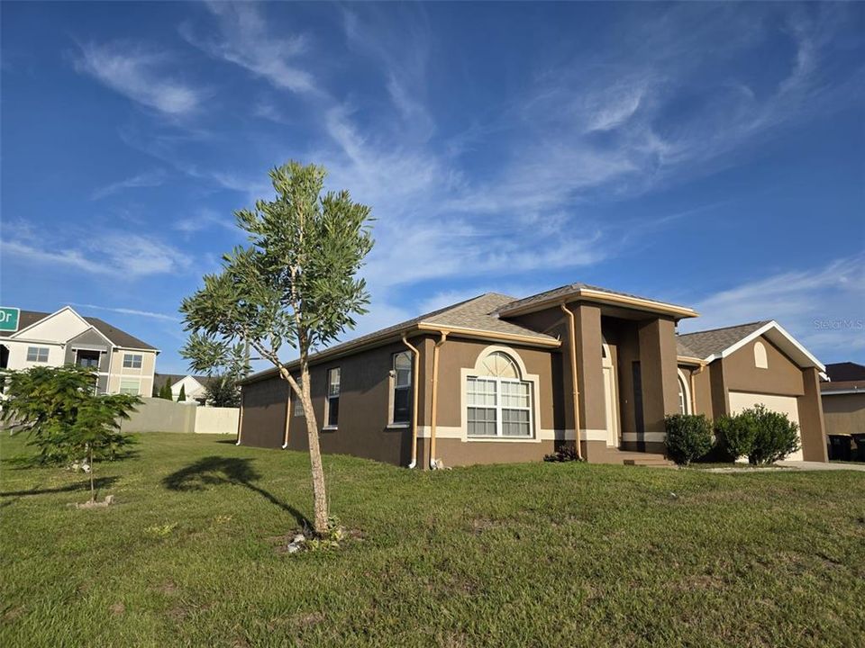 For Rent: $2,050 (3 beds, 2 baths, 2014 Square Feet)