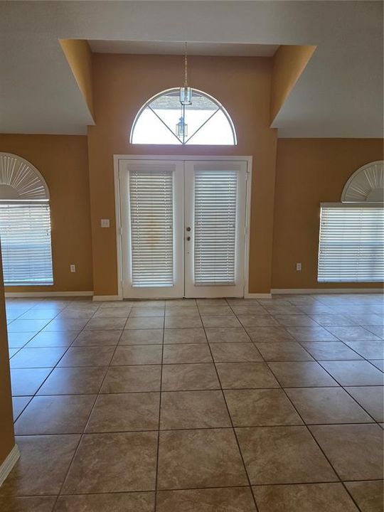 For Rent: $2,050 (3 beds, 2 baths, 2014 Square Feet)