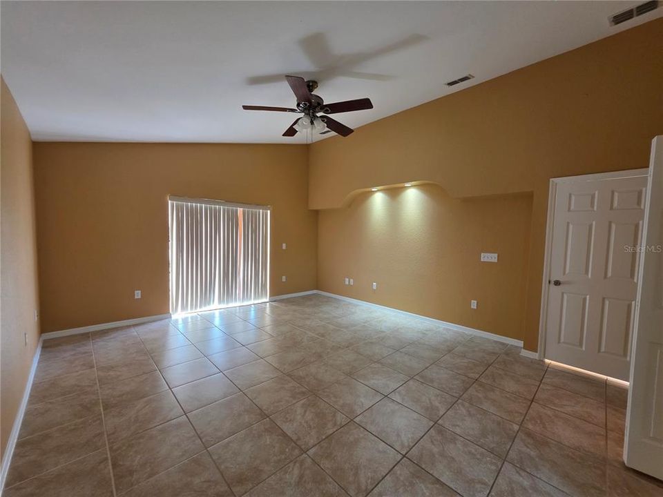 For Rent: $2,050 (3 beds, 2 baths, 2014 Square Feet)