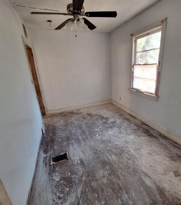 For Sale: $299,000 (6 beds, 2 baths, 2041 Square Feet)