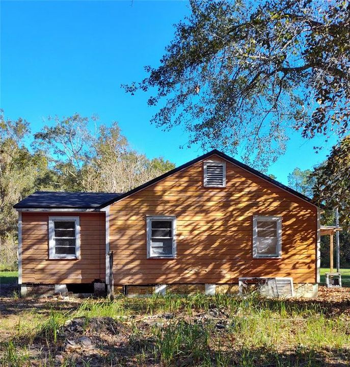 For Sale: $299,000 (6 beds, 2 baths, 2041 Square Feet)