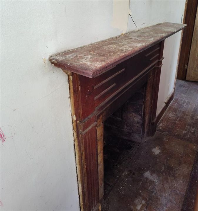 For Sale: $299,000 (6 beds, 2 baths, 2041 Square Feet)