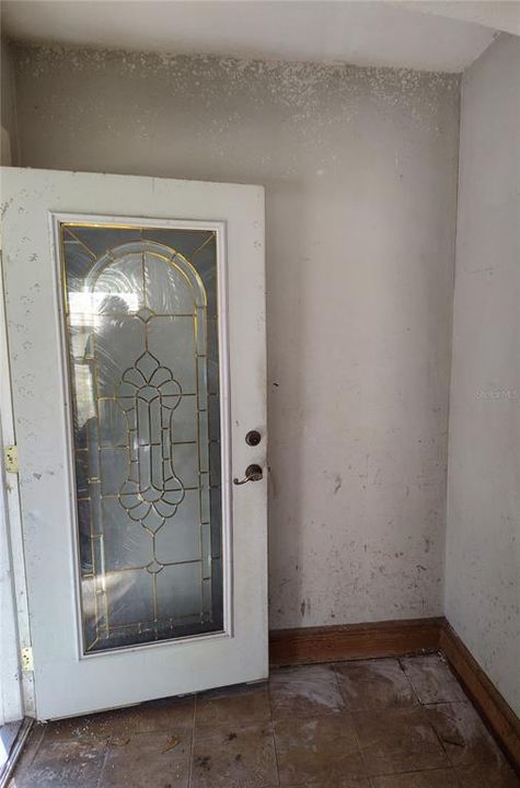 For Sale: $299,000 (6 beds, 2 baths, 2041 Square Feet)