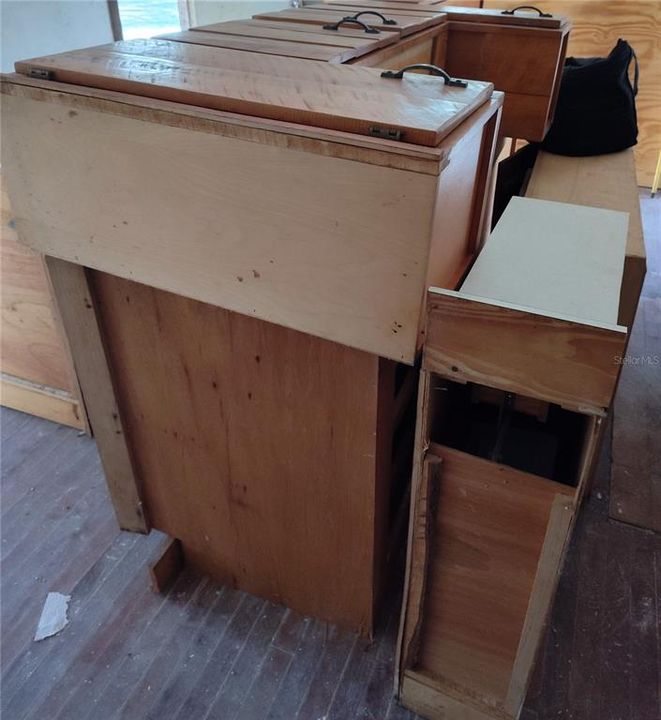 For Sale: $299,000 (6 beds, 2 baths, 2041 Square Feet)