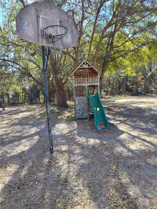 For Sale: $299,000 (6 beds, 2 baths, 2041 Square Feet)