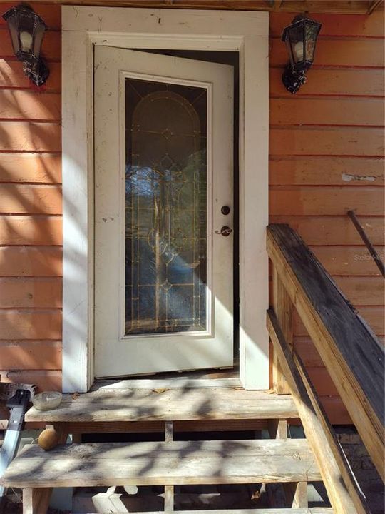 For Sale: $299,000 (6 beds, 2 baths, 2041 Square Feet)