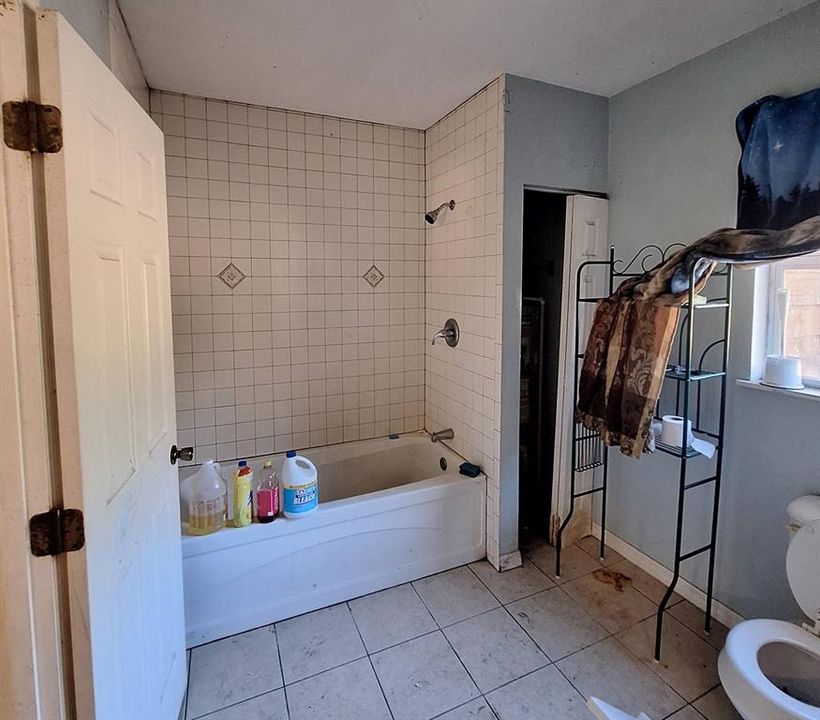 For Sale: $299,000 (6 beds, 2 baths, 2041 Square Feet)