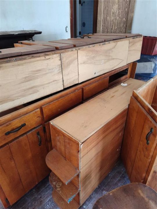 For Sale: $299,000 (6 beds, 2 baths, 2041 Square Feet)