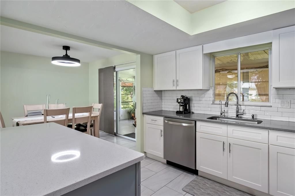 待售: $249,900 (2 贝兹, 2 浴室, 1296 平方英尺)