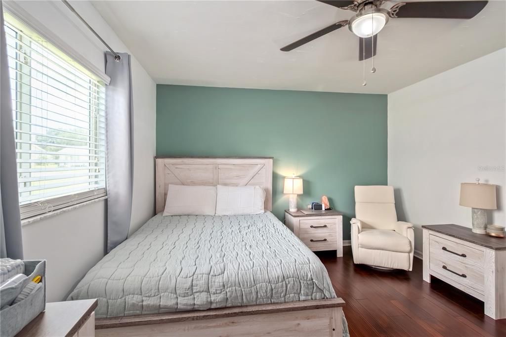 待售: $249,900 (2 贝兹, 2 浴室, 1296 平方英尺)