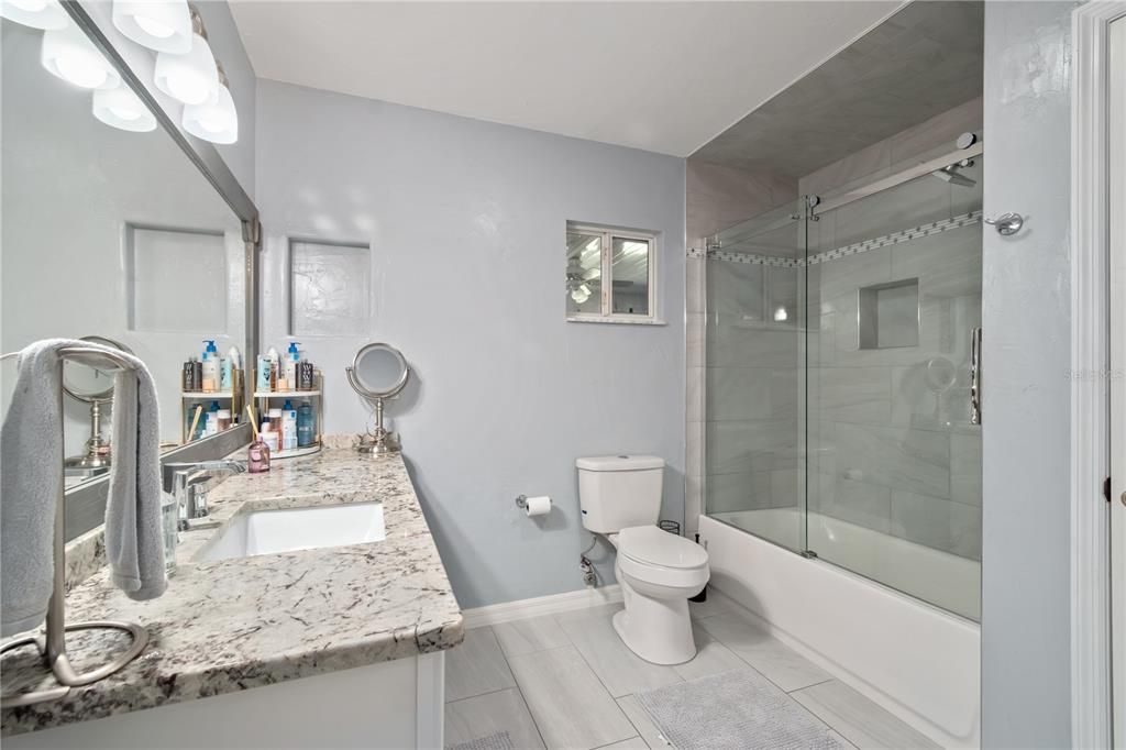 待售: $249,900 (2 贝兹, 2 浴室, 1296 平方英尺)