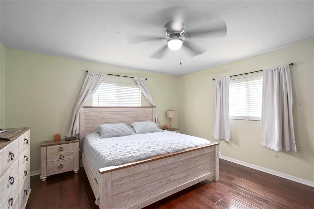 待售: $249,900 (2 贝兹, 2 浴室, 1296 平方英尺)