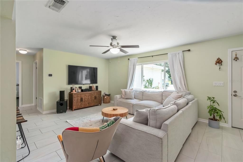 待售: $249,900 (2 贝兹, 2 浴室, 1296 平方英尺)