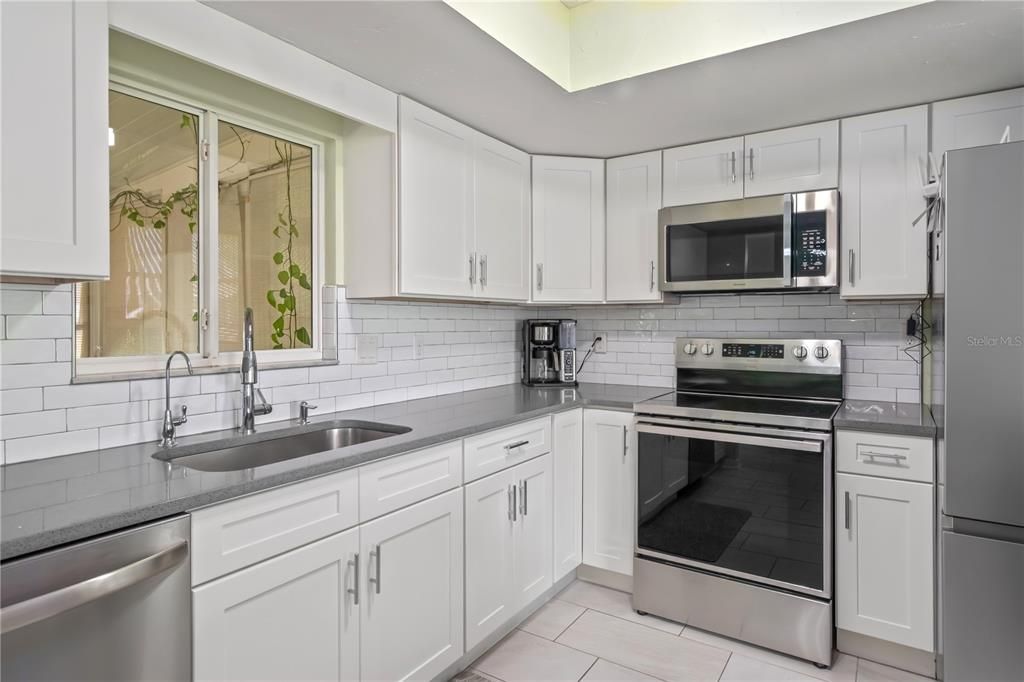 待售: $249,900 (2 贝兹, 2 浴室, 1296 平方英尺)