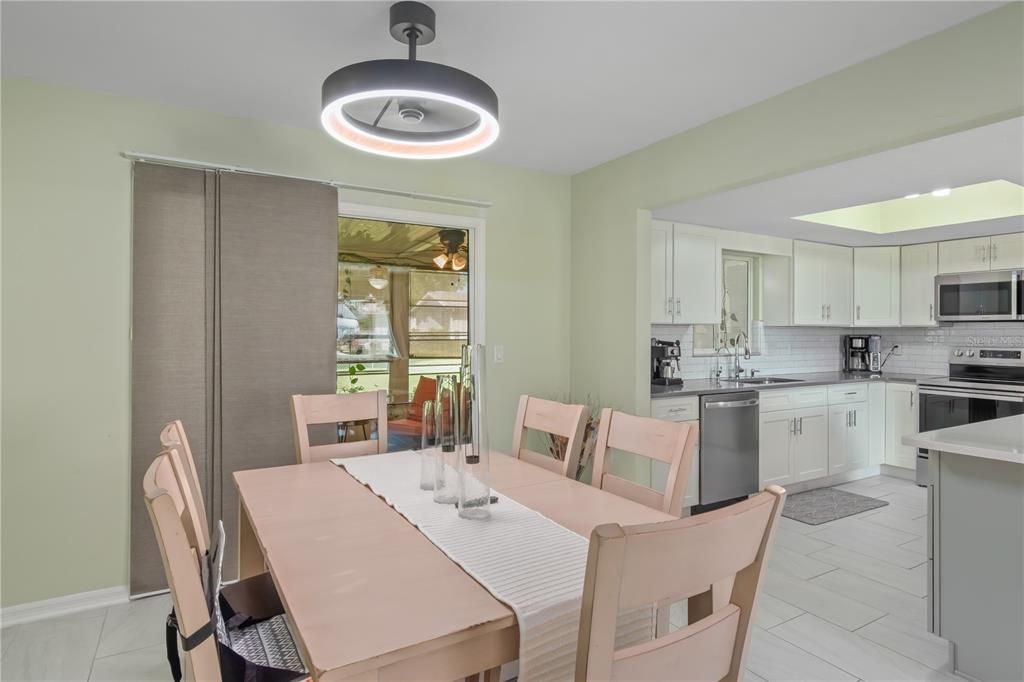 待售: $249,900 (2 贝兹, 2 浴室, 1296 平方英尺)