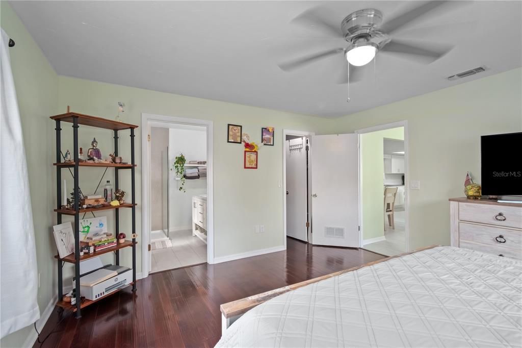 待售: $249,900 (2 贝兹, 2 浴室, 1296 平方英尺)