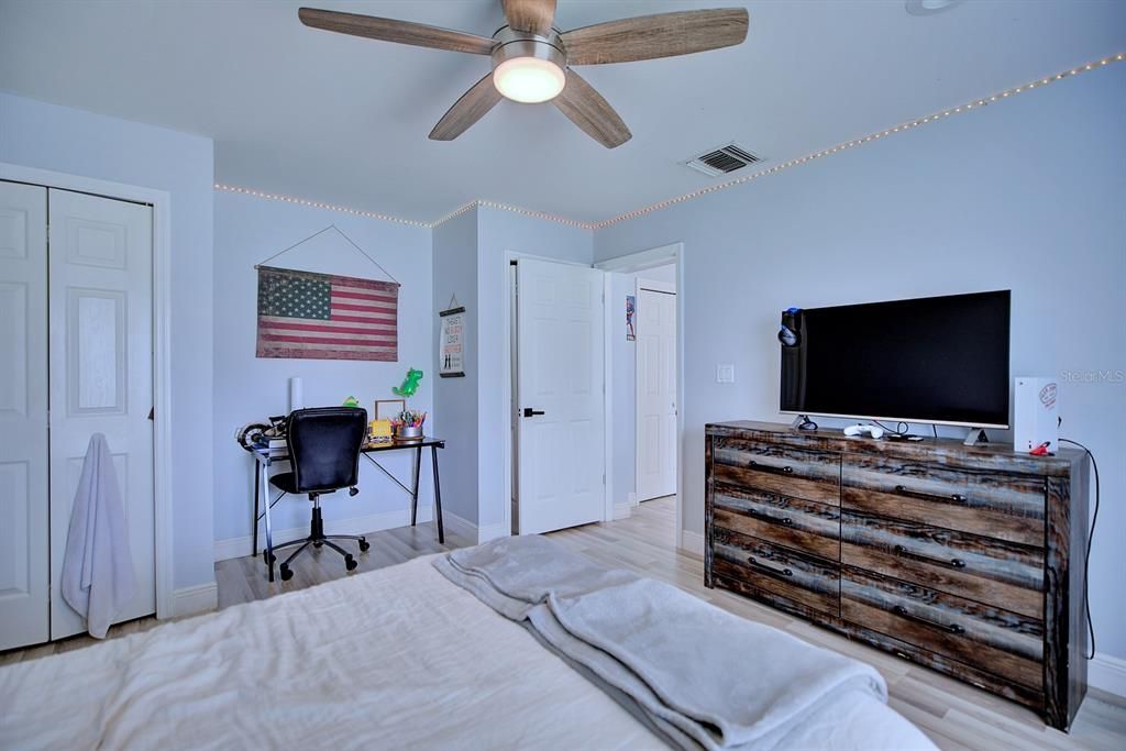 For Sale: $415,000 (4 beds, 2 baths, 2272 Square Feet)