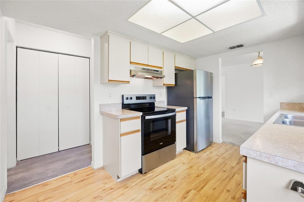 Active With Contract: $160,000 (2 beds, 2 baths, 1144 Square Feet)