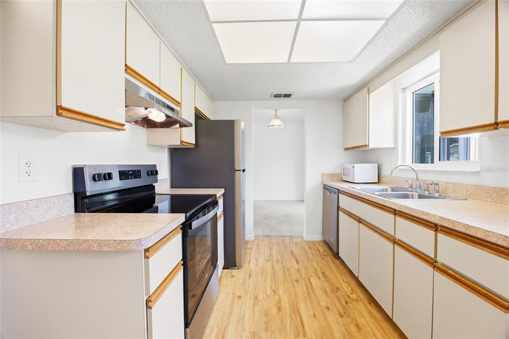 Active With Contract: $160,000 (2 beds, 2 baths, 1144 Square Feet)