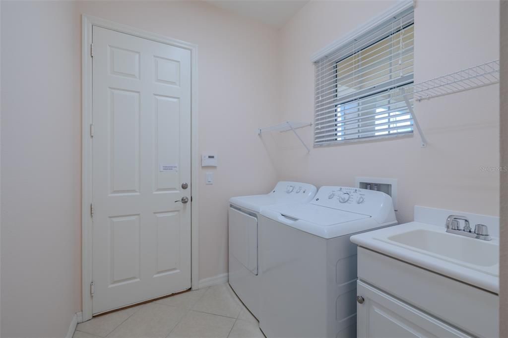 For Sale: $399,900 (3 beds, 2 baths, 2087 Square Feet)