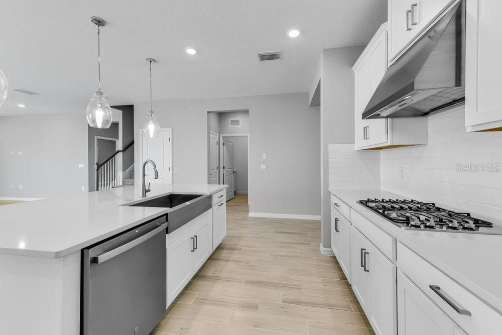 Active With Contract: $706,986 (5 beds, 4 baths, 3165 Square Feet)