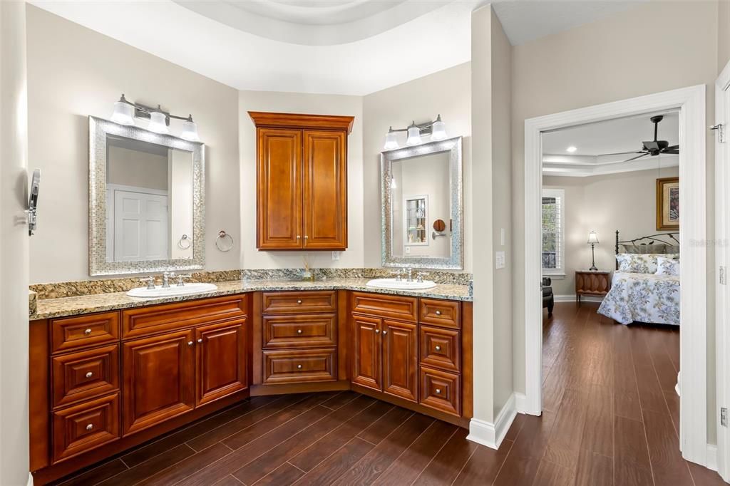 合同活跃: $2,350,000 (5 贝兹, 3 浴室, 5900 平方英尺)