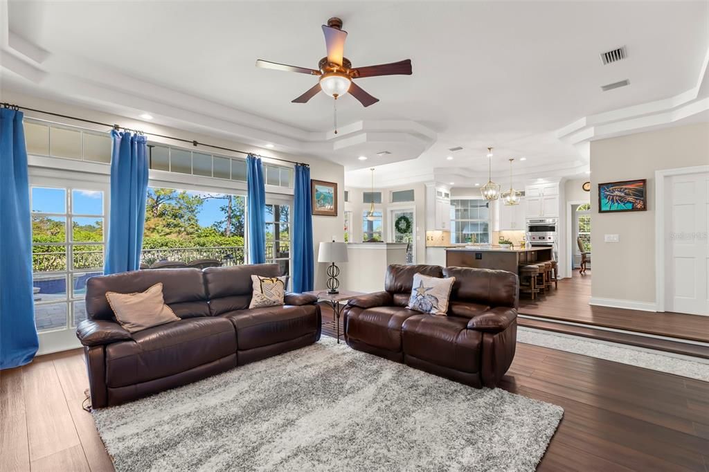 合同活跃: $2,350,000 (5 贝兹, 3 浴室, 5900 平方英尺)