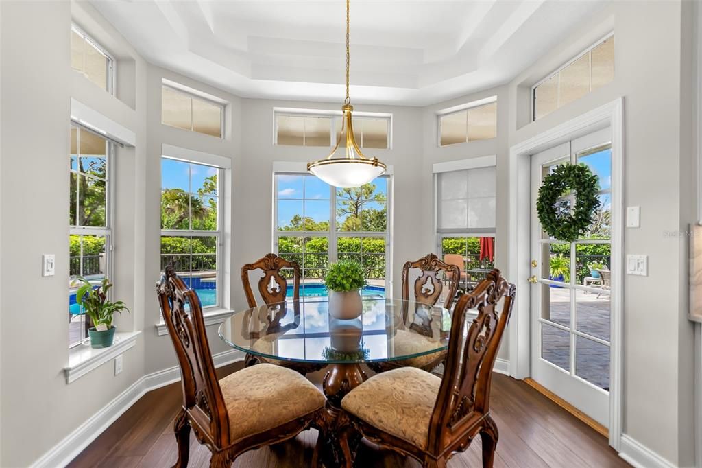 合同活跃: $2,350,000 (5 贝兹, 3 浴室, 5900 平方英尺)