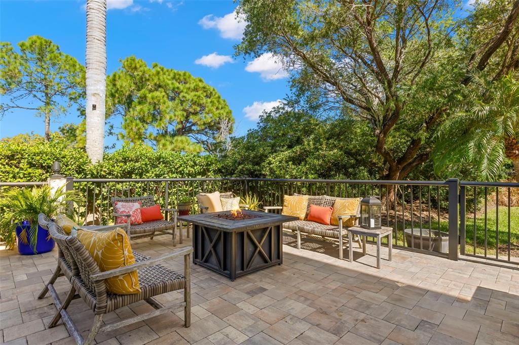 合同活跃: $2,350,000 (5 贝兹, 3 浴室, 5900 平方英尺)