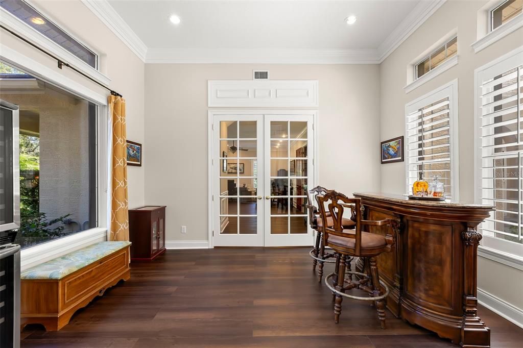 合同活跃: $2,350,000 (5 贝兹, 3 浴室, 5900 平方英尺)