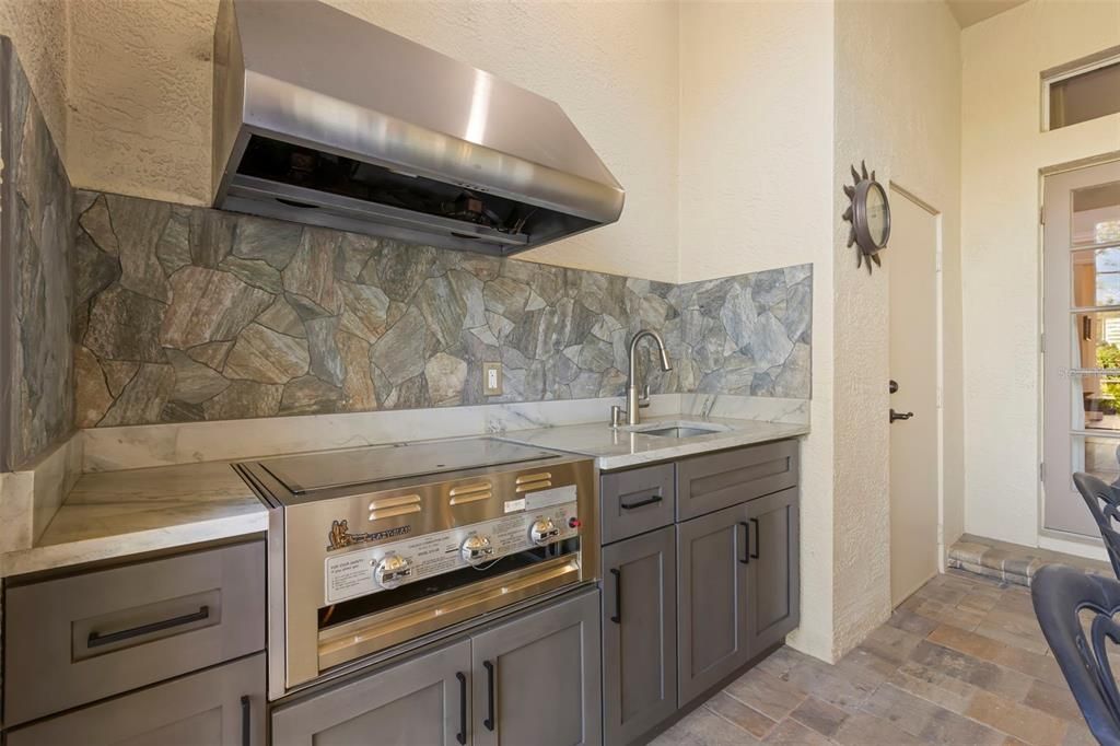 合同活跃: $2,350,000 (5 贝兹, 3 浴室, 5900 平方英尺)