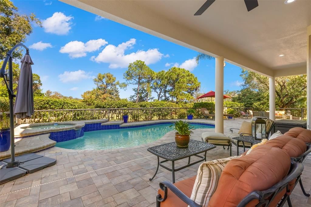 合同活跃: $2,350,000 (5 贝兹, 3 浴室, 5900 平方英尺)