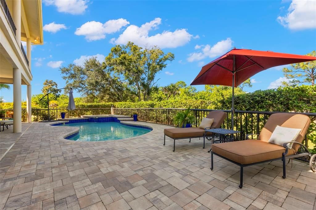 合同活跃: $2,350,000 (5 贝兹, 3 浴室, 5900 平方英尺)