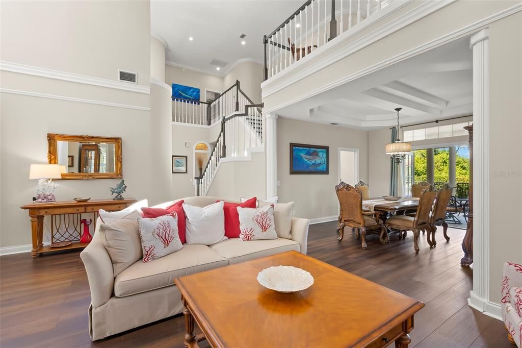 合同活跃: $2,350,000 (5 贝兹, 3 浴室, 5900 平方英尺)