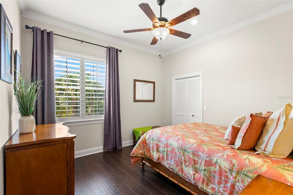 合同活跃: $2,350,000 (5 贝兹, 3 浴室, 5900 平方英尺)