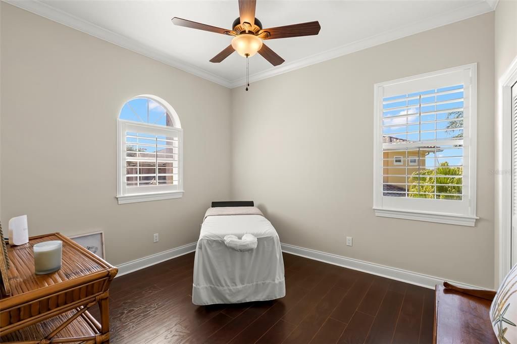 合同活跃: $2,350,000 (5 贝兹, 3 浴室, 5900 平方英尺)