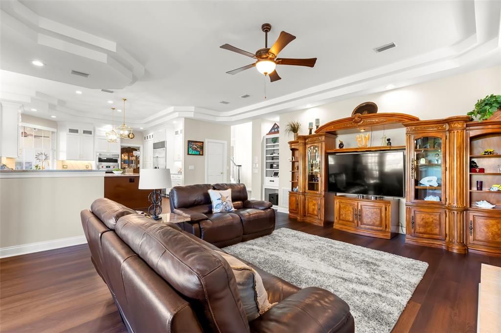 合同活跃: $2,350,000 (5 贝兹, 3 浴室, 5900 平方英尺)