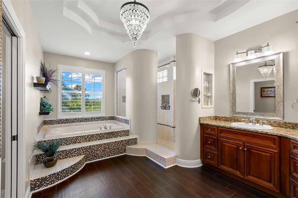 合同活跃: $2,350,000 (5 贝兹, 3 浴室, 5900 平方英尺)