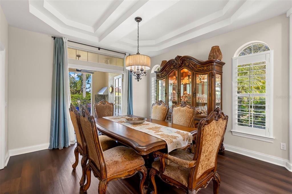 合同活跃: $2,350,000 (5 贝兹, 3 浴室, 5900 平方英尺)